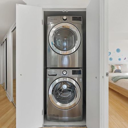 Modern 2-Bedroom Condo W Floor To Ceiling Windows Toronto Exterior foto