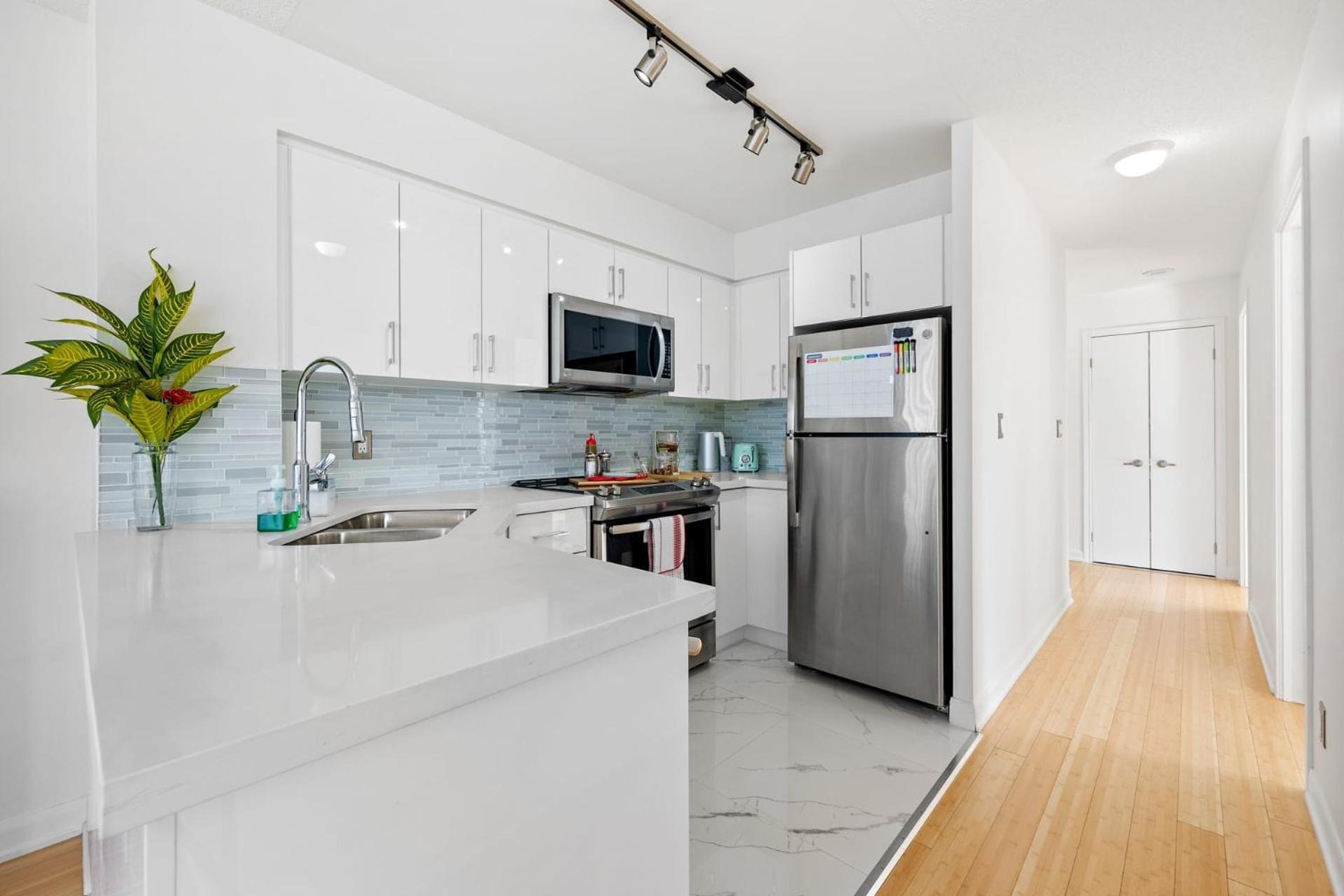 Modern 2-Bedroom Condo W Floor To Ceiling Windows Toronto Exterior foto