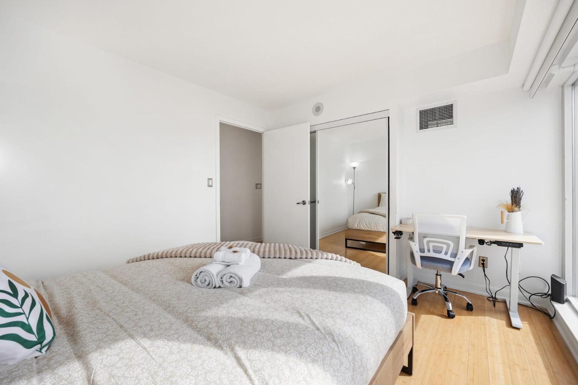 Modern 2-Bedroom Condo W Floor To Ceiling Windows Toronto Exterior foto