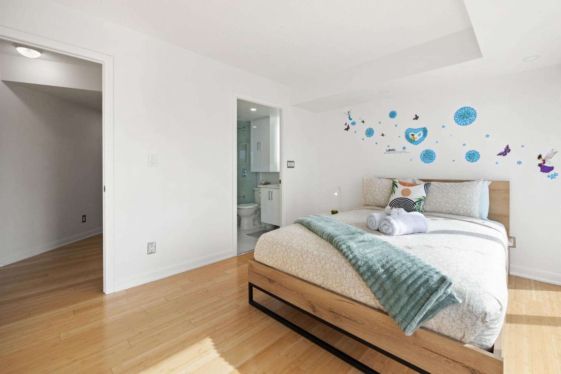 Modern 2-Bedroom Condo W Floor To Ceiling Windows Toronto Exterior foto