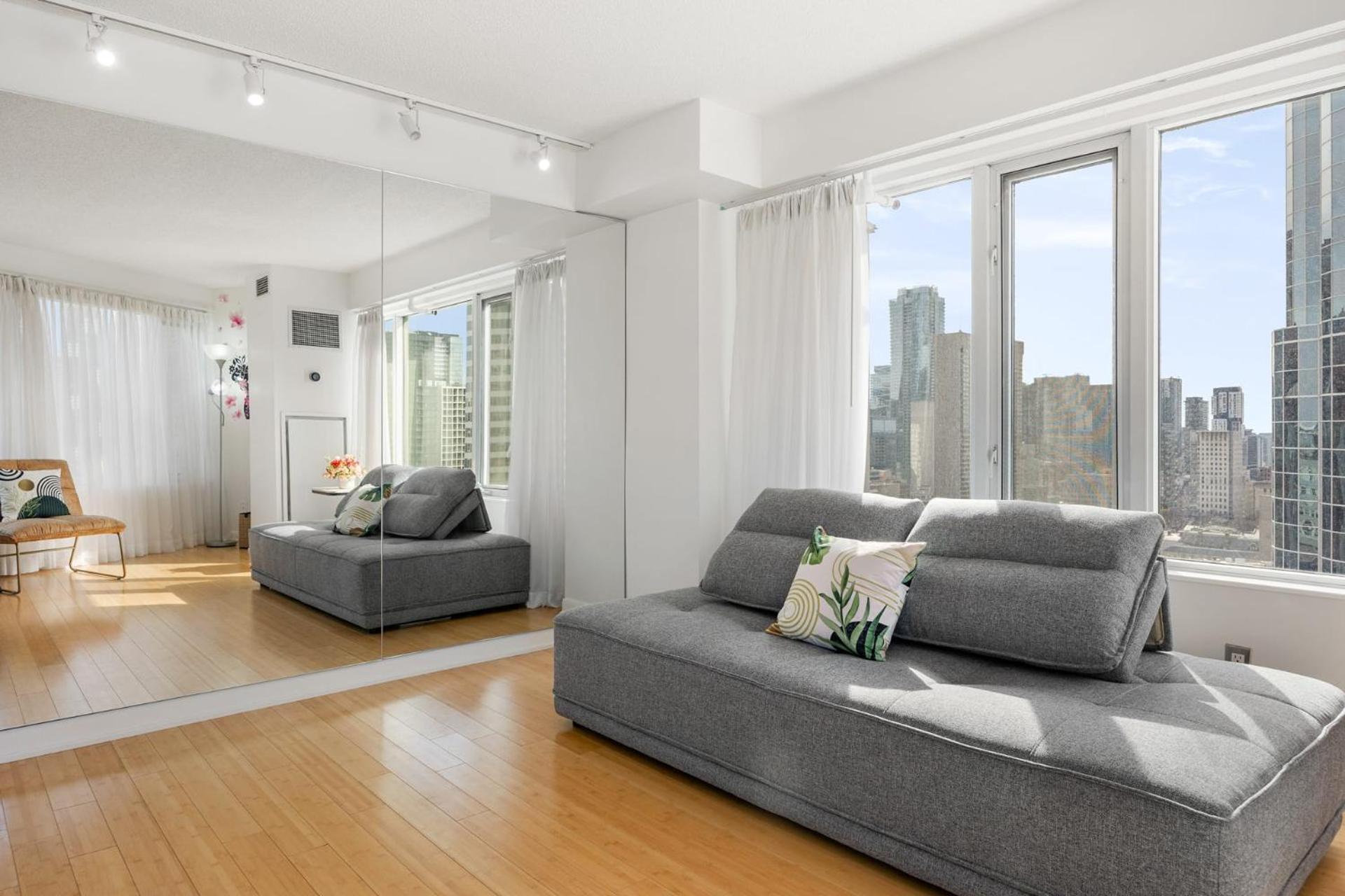 Modern 2-Bedroom Condo W Floor To Ceiling Windows Toronto Exterior foto
