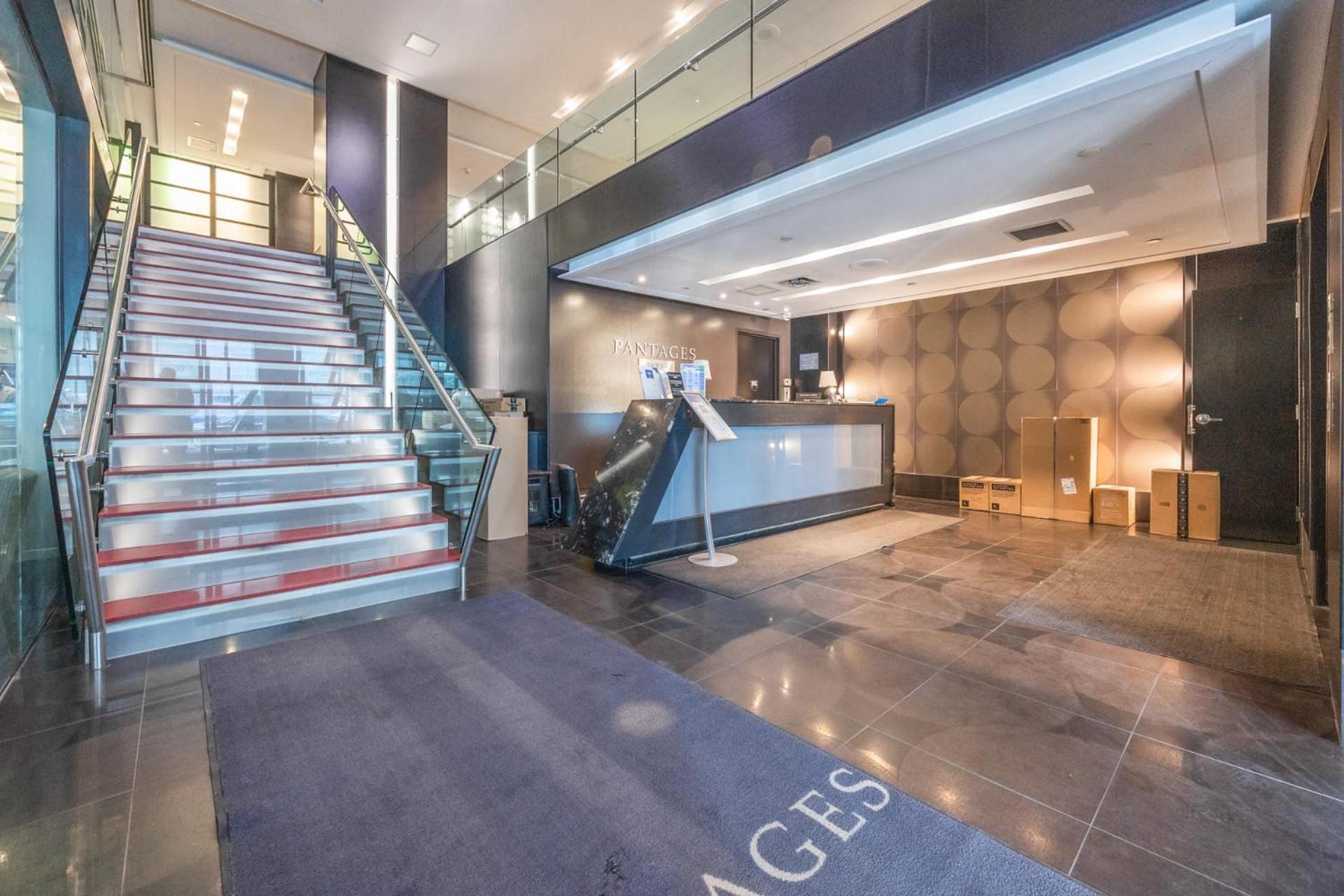 Modern 2-Bedroom Condo W Floor To Ceiling Windows Toronto Exterior foto